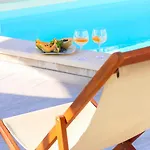 My Rose With A Private Pool 아파트 믈리니