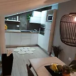 My Rose With A Private Pool 아파트 믈리니