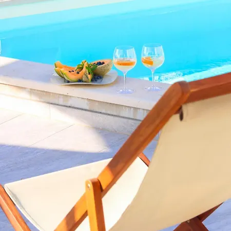 My Rose With A Private Pool 아파트 믈리니