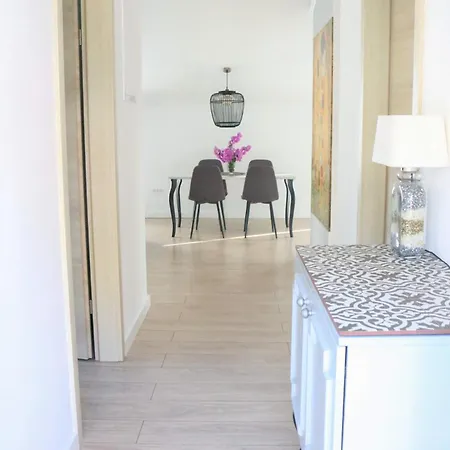 My Rose With A Private Pool 아파트 믈리니