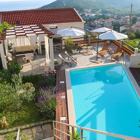 My Rose With A Private Pool Apartmán